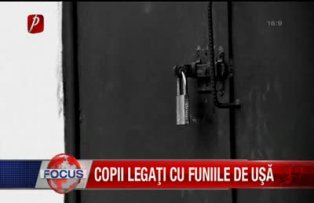 Copii legati cu funia de usa