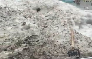 Metoda amuzanta. Cum s-au gandit cei de la Primaria Galati sa scape de mormanele de zapada de pe strazi