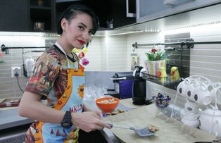 Giulia Anghelescu pregăteşte azi, la Cireaşa de pe tort, un meniu light