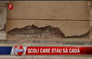 Şcoli care stau să cadă