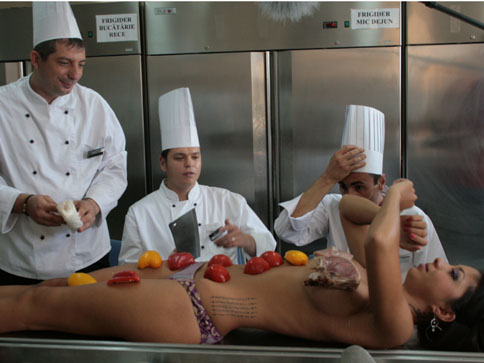 Bucatarii de la “Calendarul anului” pregatesc un aperitiv extrem de apetisant