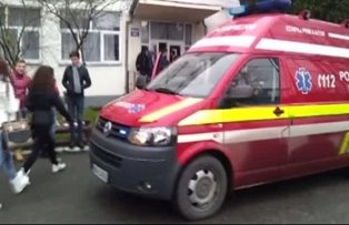 Dubla tentativa de sinucidere la un liceu din Pitesti. Doua eleve au inghitit mai multe pastile