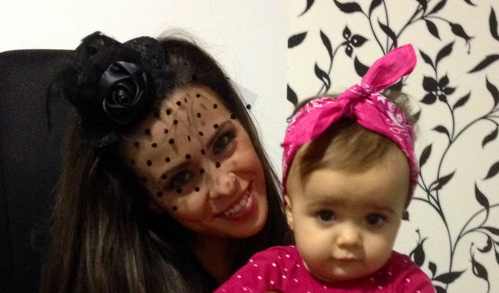 Livia Graur pregăteşte un cocktail cu sânge de vampir pentru petrecerea de Halloween!
