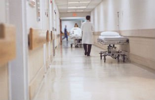 Caz incredibil. Un barbat a refuzat timp de trei ani sa fie externat din spital. Ce s-a intamplat cand l-au scos cu forta