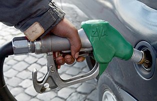 Benzina a ajuns la un preţ record! Vezi cât de mult se ieftineşte