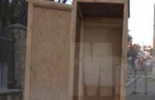 VIDEO / S-au trezit cu WC-ul in mijlocul strazii. O toaleta improvizata a fost construita chiar pe trotuar, in Suceava