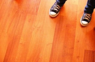 Parchetul din casa scartaie? Cum sa scapi rapid de aceasta problema