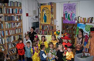 Teatrul din biblioteca. Scena dintre rafturile de carti este neincapatoare pentru copiii cu care veti face cunostinta la Focus din Inima Romaniei.