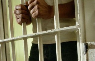 Scandal la penitenciarul din Vaslui. Un comisar-sef a pozat gol in sala de forta si a intretinut relatii cu detinutii