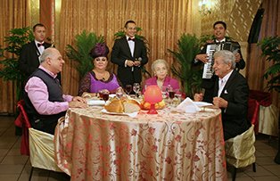 Ion Dichiseanu, Paula Iacob, Marius Marinescu şi Laura Nicolau gătesc mâncăruri de odinioară, la Cireaşa de pe Tort