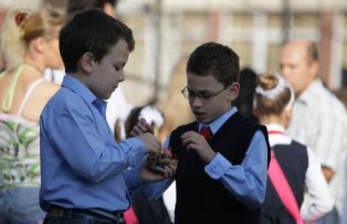Uniforma scolara, la un pas sa devina obligatorie prin lege. Ce spun reprezentatii elevilor