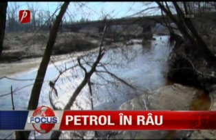 Petrol în râu