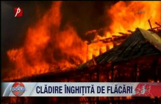 Cladire inghitita de flacari