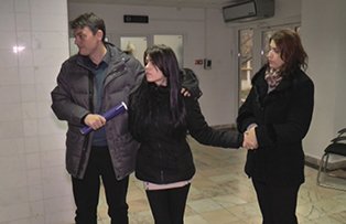 Ajutată de „Revendicarea”, o tânără din Constanţa care suferă de distonie musculară va beneficia de tratament în spital