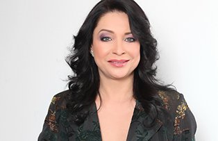 Eugenia Şerban joacă pentru prima dată într-un sitcom de comedie. Actriţa debuteză în „Trăsniţii”