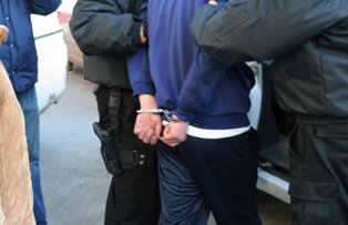 Patru hoti din Romania au crezut ca au dat lovitura, dar au ajuns de rasul lumii. In loc de telefoane, au furat 8 machete de plastic