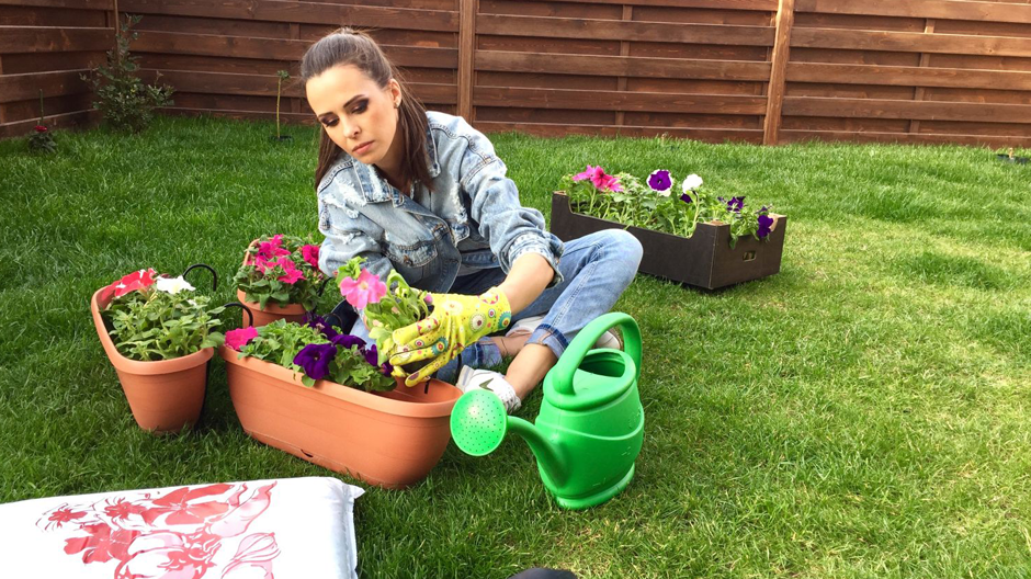 Livia Graur se relaxează prin grădinărit şi şi-a plantat primii copaci fructiferi