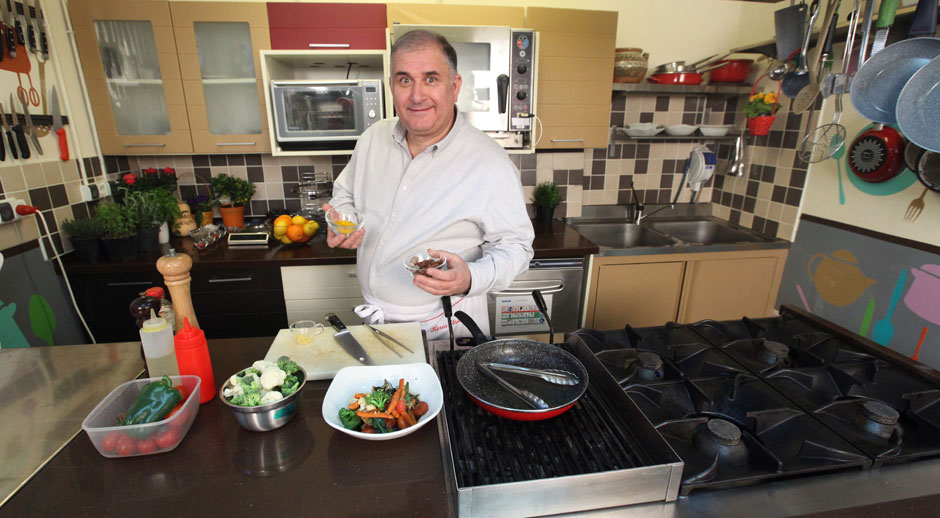 Din 1 aprilie, la Prima TV    În bucătărie cu Horia Vîrlan – emisiune culinară, în fiecare duminică de la ora 15.00