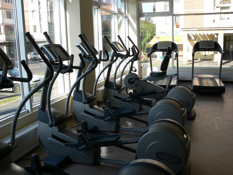 Eşti dependent de sală? Iată ce vei păţi dacă exagerezi cu sportul!