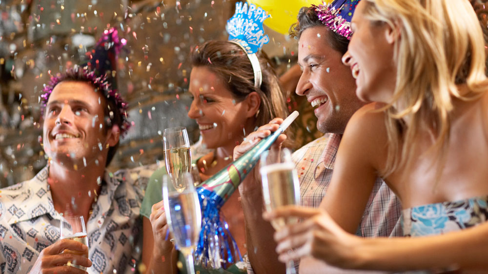 Ghid de supravietuire la petrecerea de Revelion, chiar daca nu stiti toti invitatii. 5 sfaturi pentru a va simti bine in noaptea dintre ani!