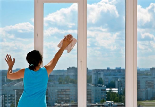 Stiai acest truc? Cum sa speli geamurile ca sa nu se murdareasca repede iar