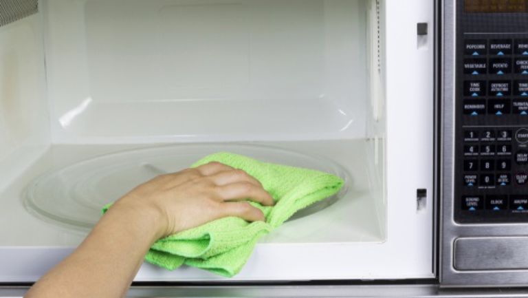 Cum sa cureti cuptorul cu microunde folosind lamaie si otet